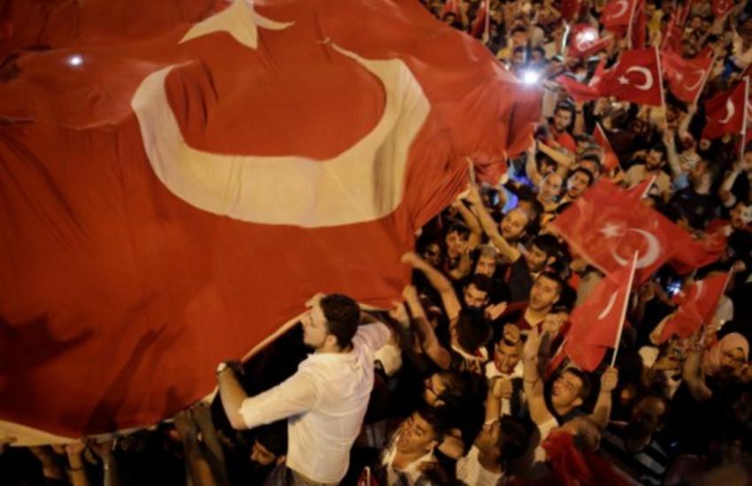 Des sympathisants agitent des drapeaux turcs sur la place Taksim à Istanbul 
le 16 juillet 2016, lors d’une manifestation de soutien au Président turc. 
©AFP/Yasin Akgul

