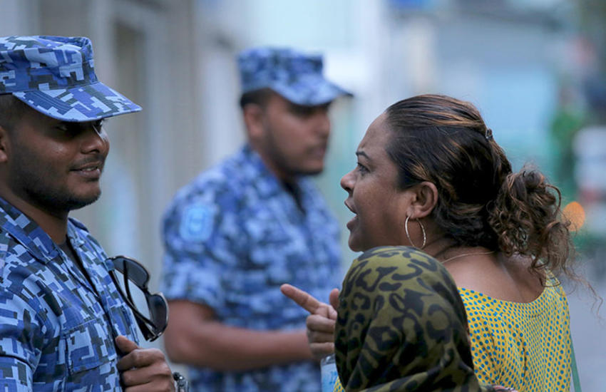 Des manifestants aux prises avec les forces de sécurité devant le Parlement 
à Malé. ©STR/AFP

