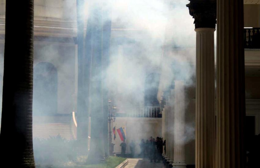 La foule attaque les députés et le parlement au Venezuela.  ©José 
Cohen/Notimex

