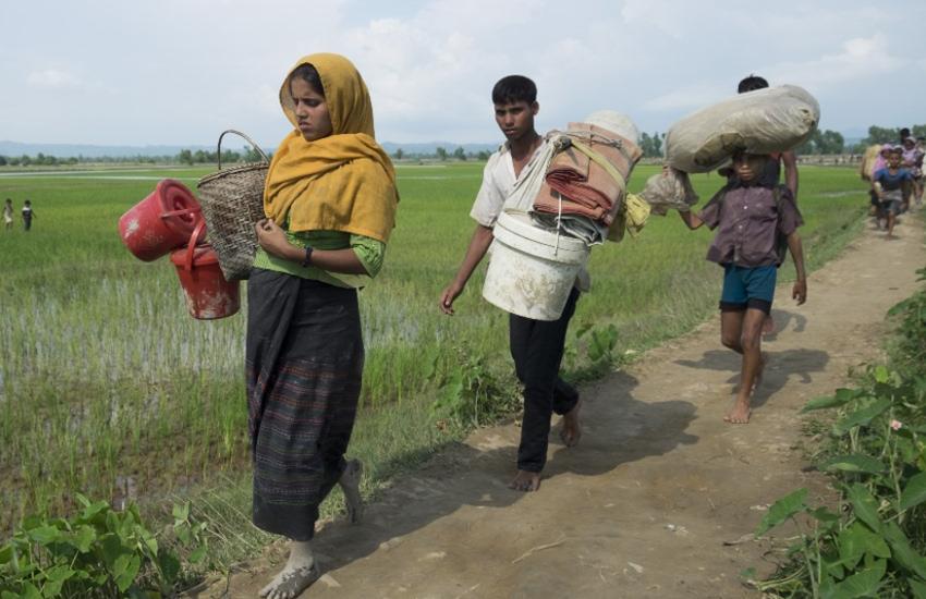 People belonging to the ethnic minority Rohingyas of Myanmar (Burma) cross the Bangladesh border to arrive at the Balukhali camp in Cox's Bazar, Bangladesh on September 07, 2017