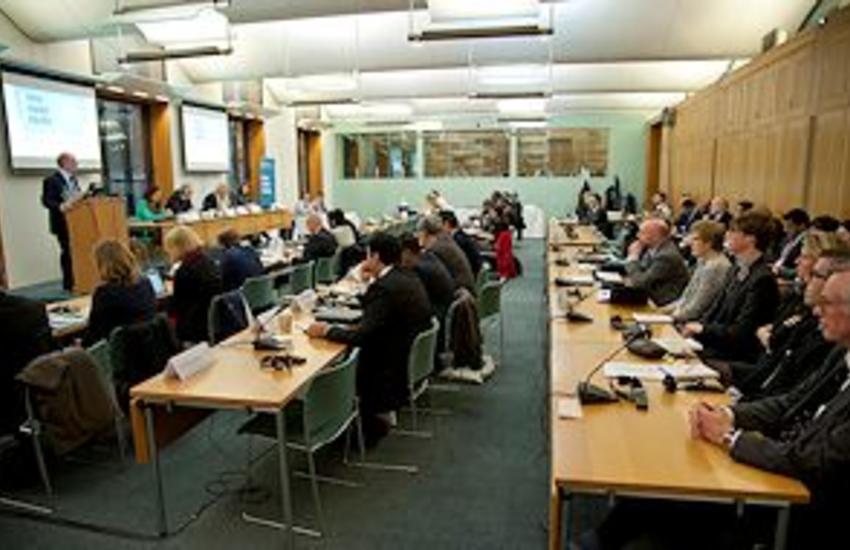 Plus de 60 parlementaires de 17 parlements nationaux ont réaffirmé à 
Londres leur engagement pour la ratification du Traité sur le commerce des 
armes (TCA). ©BGIPU/Paul Milsom

