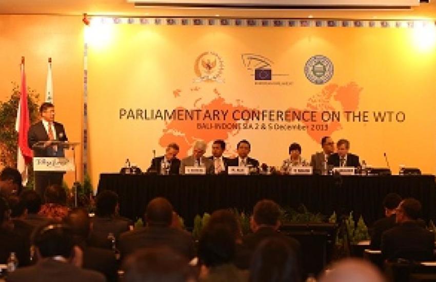La Conférence parlementaire sur l’OMC fournit aux parlementaires une 
excellente occasion de s’entretenir avec les négociateurs commerciaux et 
d'accroître ainsi la transparence de la gouvernance du commerce mondial. 
©Parlement indonésien, 2013

