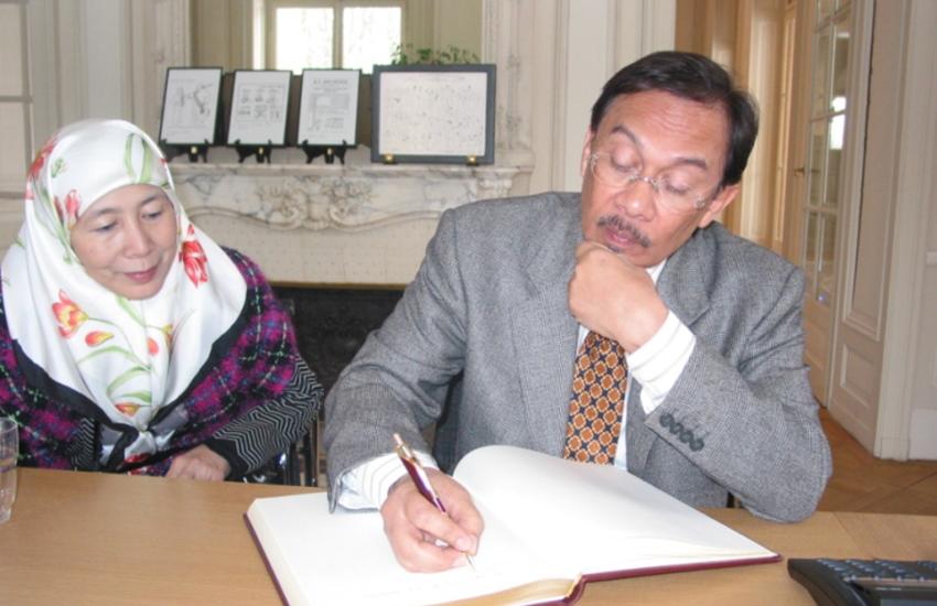 M. Anwar Ibrahim et son épouse de passage à l’UIP en 2005 afin de 
remercier le Comité pour son travail sur son dossier. © UIP

