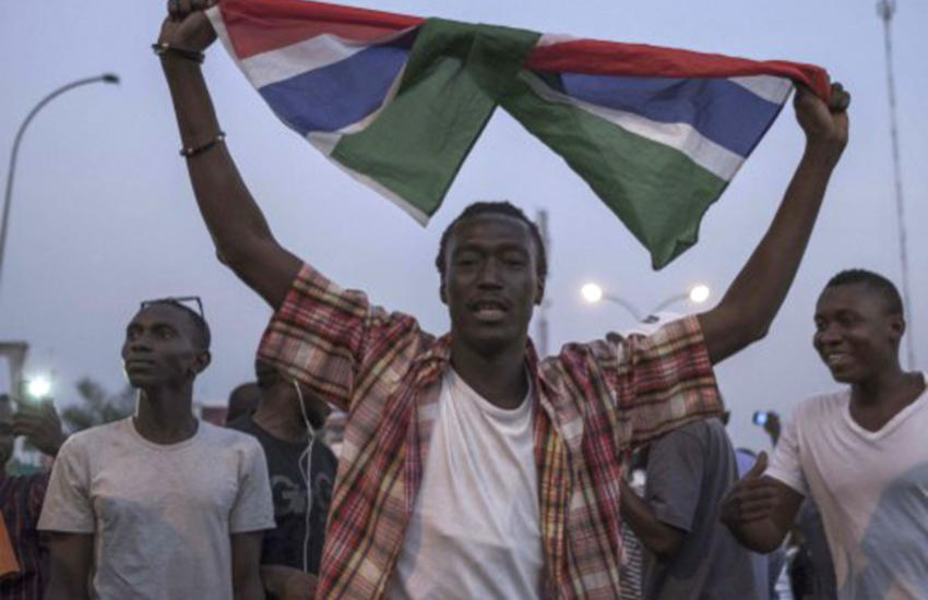 Le peuple gambien célèbre la prestation de serment du Président Adama 
Barrow.  Photo: ©Anadolu Agency/Xaume Olleros

