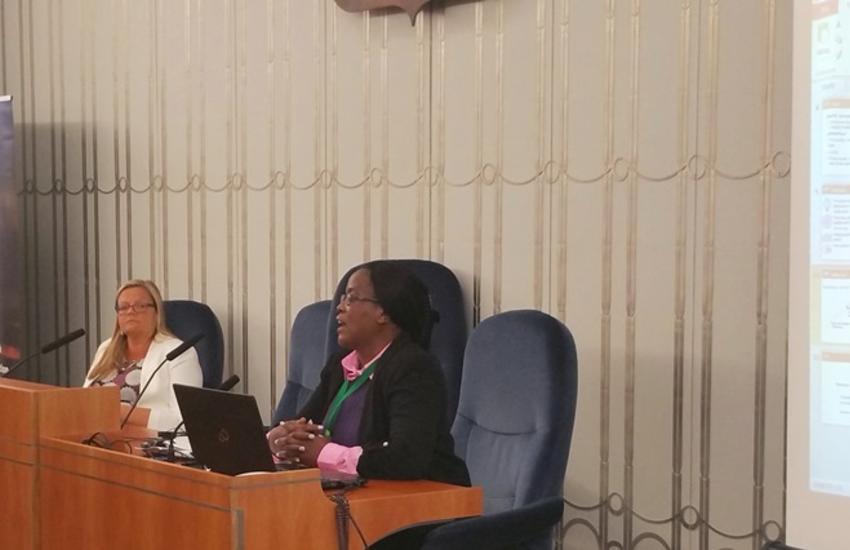 La bibliothécaire en chef de l’Assemblée nationale de Zambie présente un 
document sur les référentiels numériques. © UIP/Laurence Marzal

