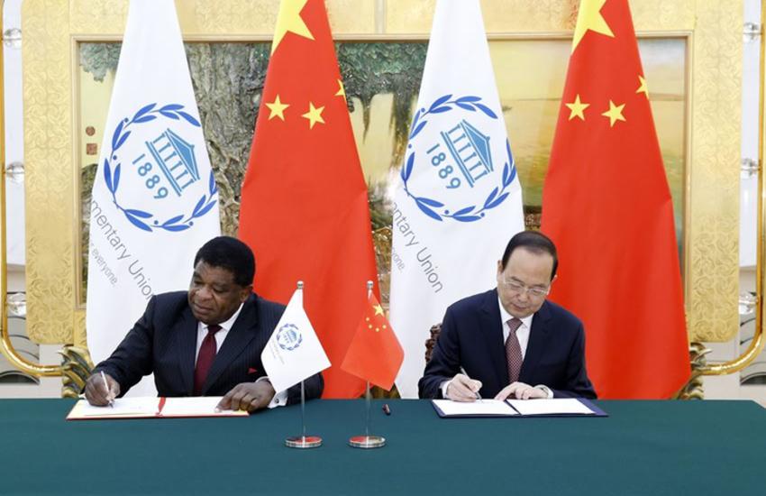Le Secrétaire général de l'UIP, Martin Chungong, et le Secrétaire général du Comité permanent de l'APN, Yang Zhenwu, ont signé l'accord relatif au don.