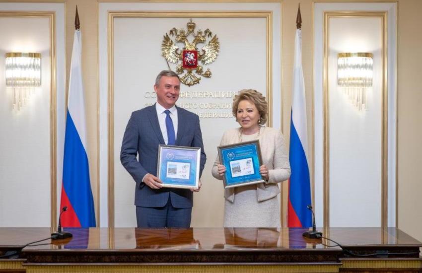 La présidente du Conseil de la Fédération, Valentina Matvienko, et le chef de l'Agence fédérale de la communication, Oleg Dukhovnitsky