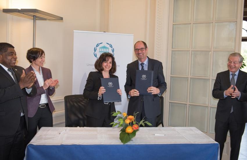 Anda Filip, Director, IPU’s Division for Member Parliaments and External Relations, and Christoph Benn, Director of External Relations, the Global Fund signing the MOU
