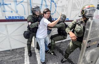 Le député d'opposition vénézuélien Freddy Guevara est détenu par des 
membres de la Garde nationale bolivarienne lors d'une manifestation contre le 
Gouvernement du Président Nicolas Maduro, le 6 avril 2017 à Caracas. © AFP 
/ Juan Barreto

