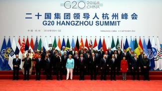 Les leaders des pays du G20 posent ensemble pour la photo de famille du 
11ème Sommet des chefs d'Etat du G20, à Hangzhou, Chine, le 4 septembre 
2016. ©Turkish Presidency/Yasin Bulbul/Anadolu Agency

