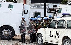 Les casques bleus de l'ONU au bord de la route pendant les manifestations de 
novembre 2013 à Port-au-Prince. ©REUTERS/M. Arago

