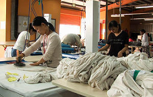 Des travailleurs migrants chinois dans une usine de textile à l’Ile 
Maurice. ©OIM/Jemini Pandya

