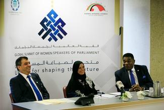 Mme Amal Al Qubaisi, Présidente de parlement, le Président de l’UIP et le 
Secrétaire général de l’UIP s’adressent à la presse sur le thème du 
Sommet. © IPU

