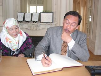 M. Anwar Ibrahim et son épouse de passage à l’UIP en 2005 afin de 
remercier le Comité pour son travail sur son dossier. © UIP

