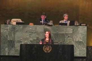 La Présidente de l'UIP, Gabriela Cuevas, devant l'Assemblée 
générale. © Carolina Guardiola

