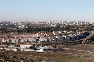 La colonie juive de Kiryat Arba à la périphérie de la ville 
palestinienne.  Hazem Bader/AFP

