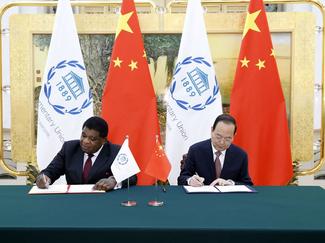 IPU Secretary General Martin Chungong and NPC Standing Committee Secretary General Yang Zhenwu signing the agreement on this donation.