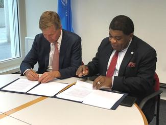 Le Secrétaire général de l’UIP, Martin Chungong, et le Directeur 
exécutif d’ONU Environnement, Erik Solheim, signe un protocole 
d’accord. © UIP / A. Blagojevic 


