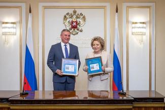 La présidente du Conseil de la Fédération, Valentina Matvienko, et le chef de l'Agence fédérale de la communication, Oleg Dukhovnitsky