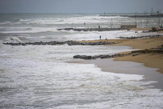 Des vagues martèlent la plage de Calella de Mar, non loin de Barcelone, peu 
après les pluies torrentielles qui ont déclenché des inondations brutales 
dans l'est de l'Espagne le 19 décembre 2016. Photo: © JOSEP LAGO / AFP

