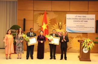 Le Secrétaire général de l'UIP, Martin Chungong, et l'ancien Président de 
l'UIP, Saber Chowdhury, ont reçu l'Ordre de l'amitié de Nguyen Thi Kim 
Ngan, Présidente de l'Assemblée nationale vietnamienne. © Asif Dullah

