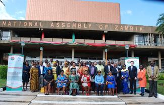 Des hommes et femmes parlementaires zambiens se sont réunis  dans le cadre 
d’un séminaire parlementaire sur la législation en matière de mariage 
d’enfants et de mariage précoce ou forcé.  © William Musonda

